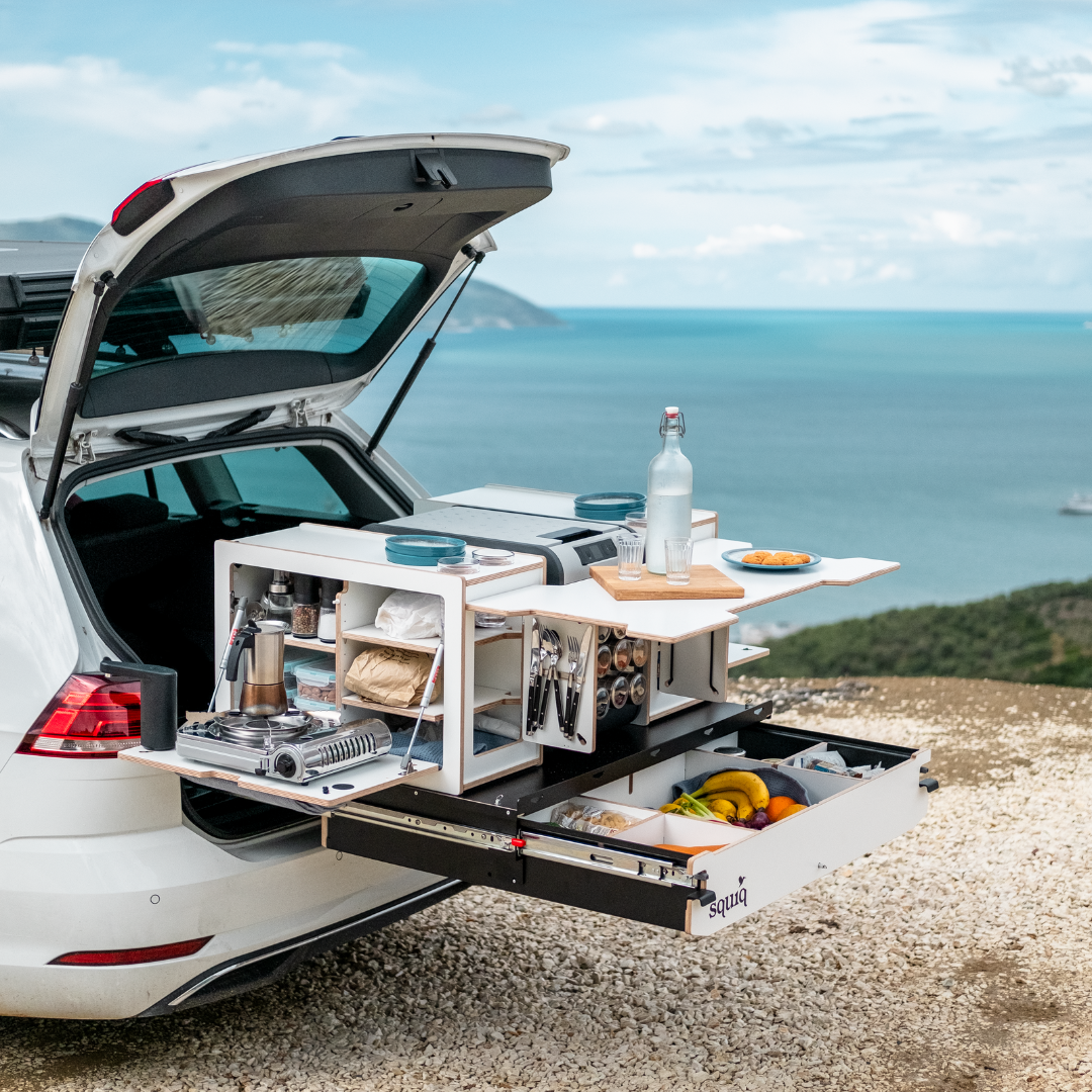 https://cdn.shopify.com/s/files/1/0861/6053/9973/files/squiq-traveler-camping-kofferraumauszug-mit-campingbox.png?v=1752209760