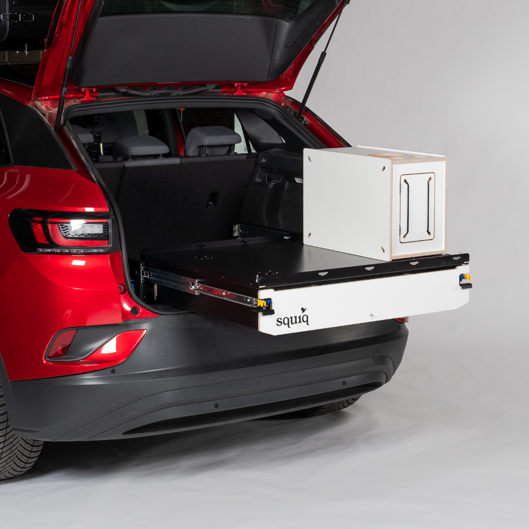 https://cdn.shopify.com/s/files/1/0861/6053/9973/files/squiq-traveler-compact-auszug-mit-einer-campingbox-alltagstauglich-suv.png?v=1754652072