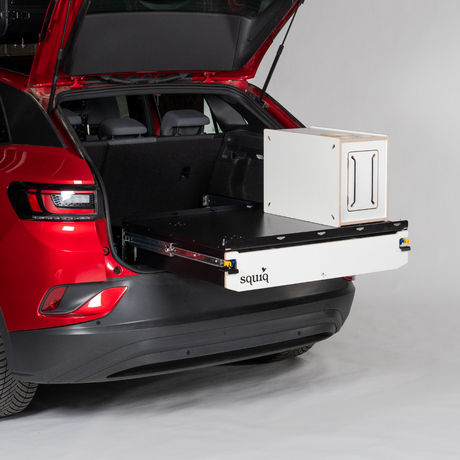 https://cdn.shopify.com/s/files/1/0861/6053/9973/files/squiq-traveler-compact-auszug-mit-einer-campingbox-alltagstauglich-suv.png?v=1754652072