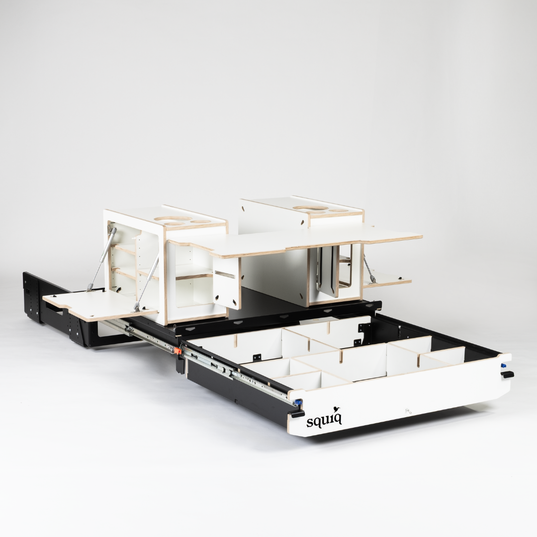https://cdn.shopify.com/s/files/1/0861/6053/9973/files/squiq-traveler-compact-kofferraumauszug-campingboxen-ausgezogen-1.png?v=1765291652