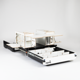 https://cdn.shopify.com/s/files/1/0861/6053/9973/files/squiq-traveler-compact-kofferraumauszug-campingboxen-ausgezogen-1.png?v=1765291652