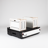 https://cdn.shopify.com/s/files/1/0861/6053/9973/files/squiq-traveler-compact-kofferraumauszug-campingboxen-geschlossen-perspektive.png?v=1765291652
