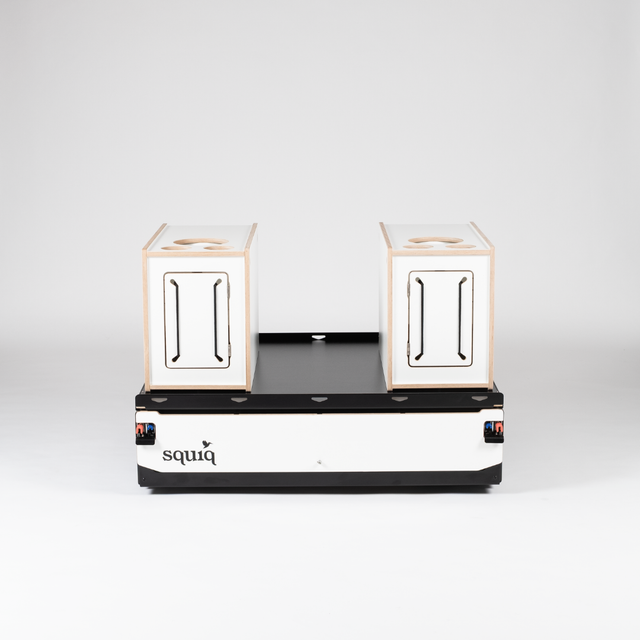 https://cdn.shopify.com/s/files/1/0861/6053/9973/files/squiq-traveler-compact-kofferraumauszug-campingboxen-geschlossen-vorderansicht.png?v=1765291652