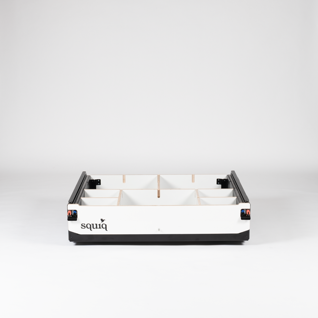 https://cdn.shopify.com/s/files/1/0861/6053/9973/files/squiq-traveler-compact-kofferraumauszug-flexibel-einteilbar.png?v=1765291652