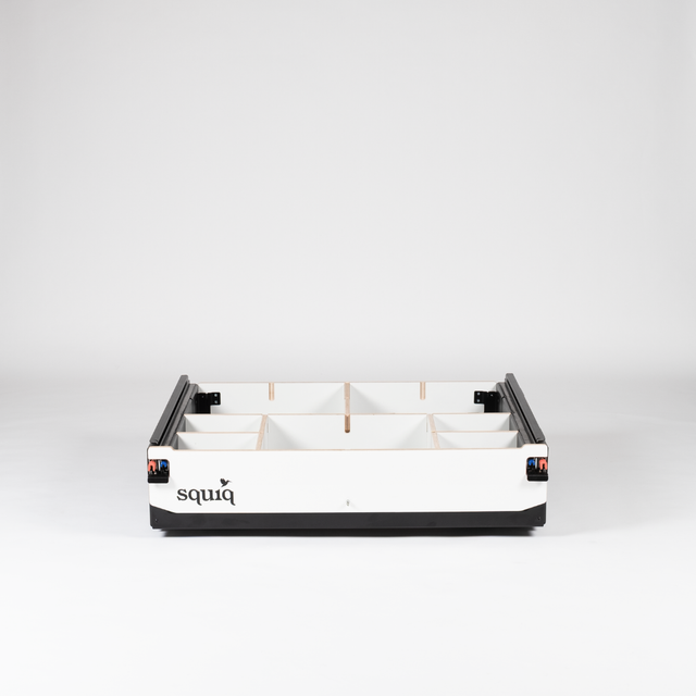 https://cdn.shopify.com/s/files/1/0861/6053/9973/files/squiq-traveler-compact-kofferraumauszug-flexibel-einteilbar.png?v=1765291652