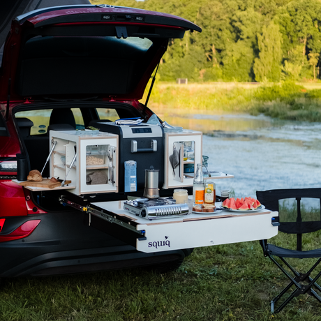 https://cdn.shopify.com/s/files/1/0861/6053/9973/files/squiq-traveler-compact-kofferraumauszug-suv-fluss.png?v=1754412967