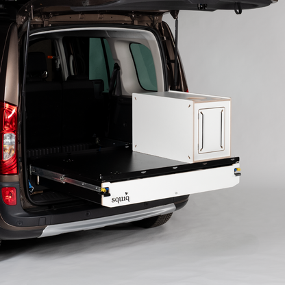 https://cdn.shopify.com/s/files/1/0861/6053/9973/files/squiq-traveler-max-auszug-mit-einer-campingbox-alltagstauglich-hochdachkombi.png?v=1754652139