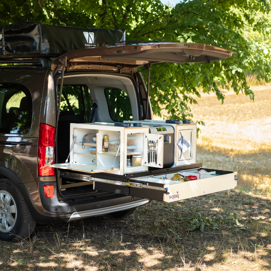 https://cdn.shopify.com/s/files/1/0861/6053/9973/files/squiq-traveler-max-kofferraumauszug-campingbox-hochdachkombi-van-mit-dachzelt_fe80eac5-a391-469c-874e-fd7e5861f42b.png?v=1753362601