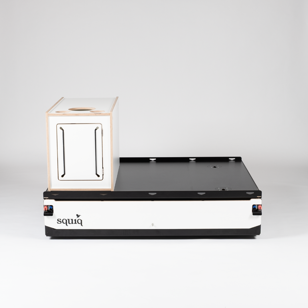 https://cdn.shopify.com/s/files/1/0861/6053/9973/files/squiq-traveler-max-kofferraumauszug-campingbox-links-flexibel.png?v=1753362601