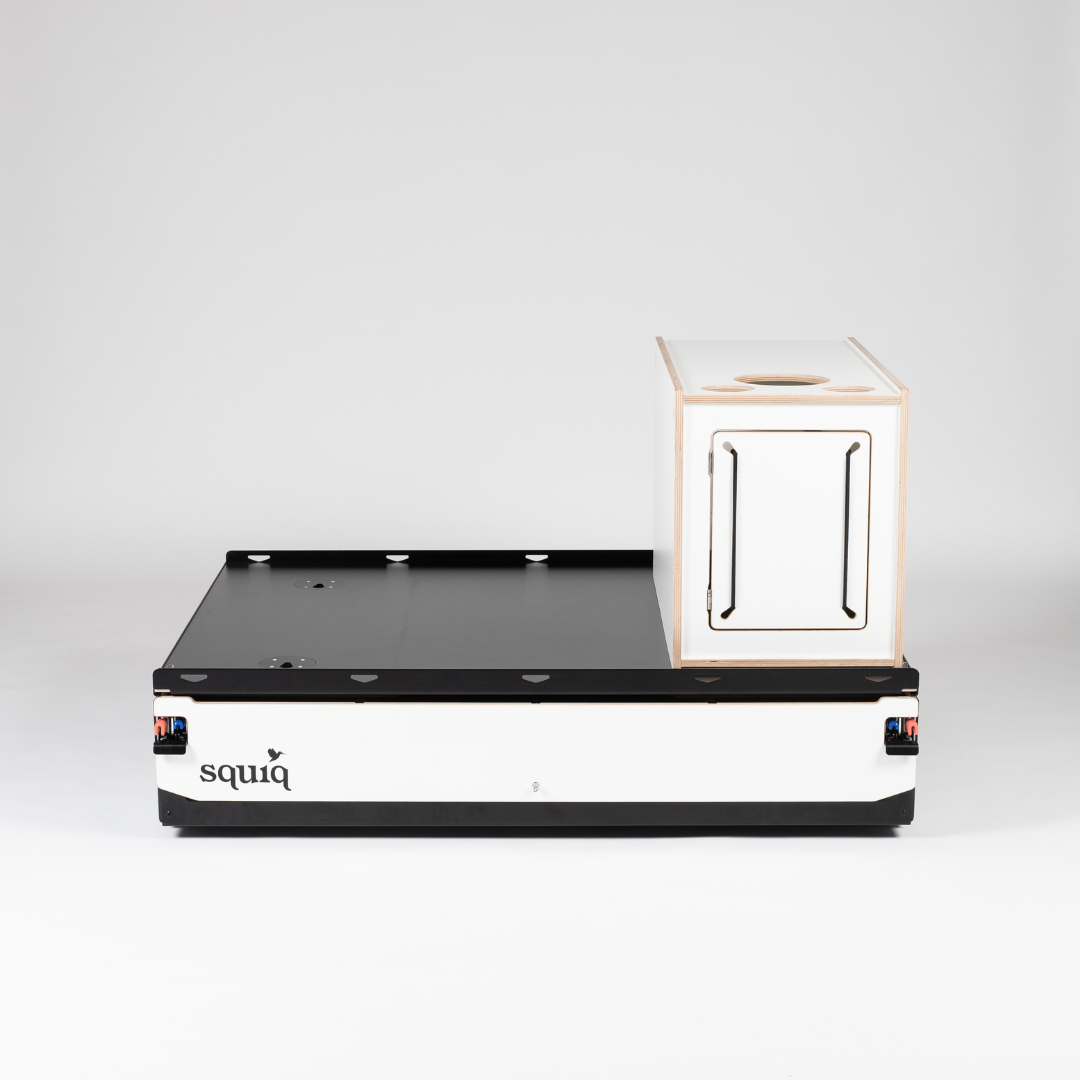 https://cdn.shopify.com/s/files/1/0861/6053/9973/files/squiq-traveler-max-kofferraumauszug-campingbox-rechts-flexibel.png?v=1753362601