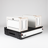 https://cdn.shopify.com/s/files/1/0861/6053/9973/files/squiq-traveler-max-kofferraumauszug-campingboxen-geschlossen-perspektive.png?v=1753362601