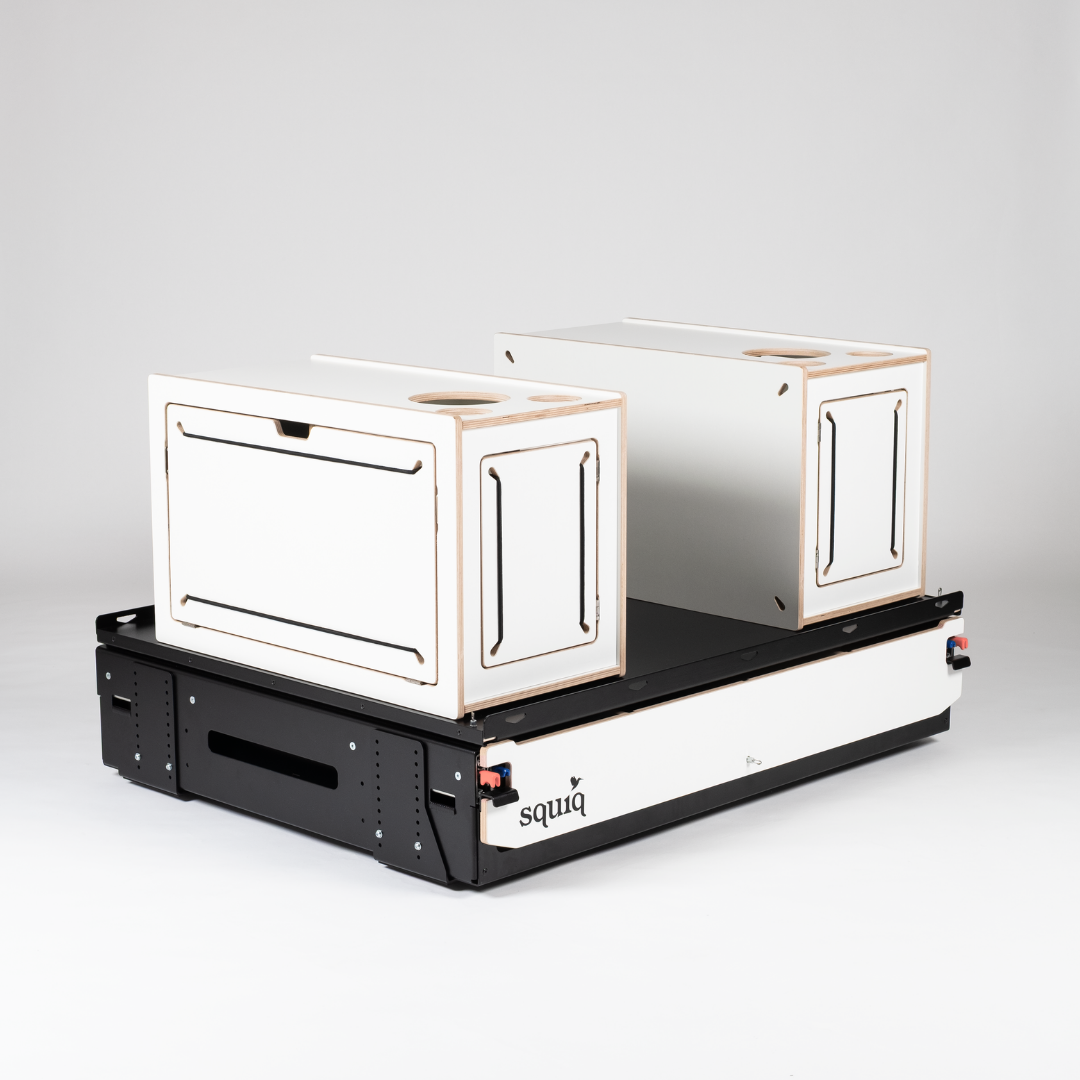 https://cdn.shopify.com/s/files/1/0861/6053/9973/files/squiq-traveler-max-kofferraumauszug-campingboxen-geschlossen-perspektive.png?v=1753362601