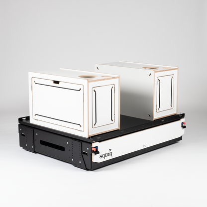 https://cdn.shopify.com/s/files/1/0861/6053/9973/files/squiq-traveler-max-kofferraumauszug-campingboxen-geschlossen-perspektive.png?v=1753362601