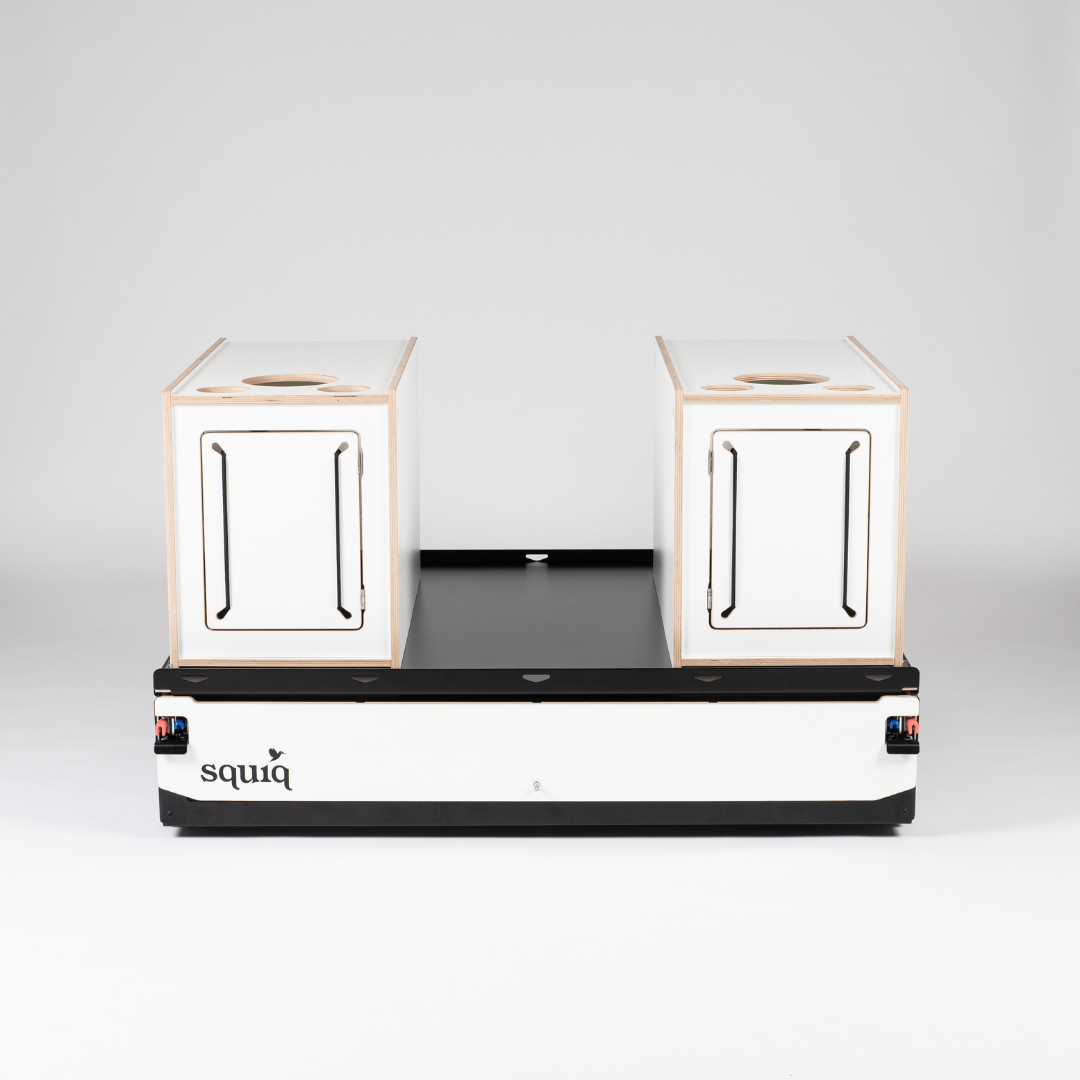 https://cdn.shopify.com/s/files/1/0861/6053/9973/files/squiq-traveler-max-kofferraumauszug-campingboxen-geschlossen-vorderansicht.png?v=1753362601