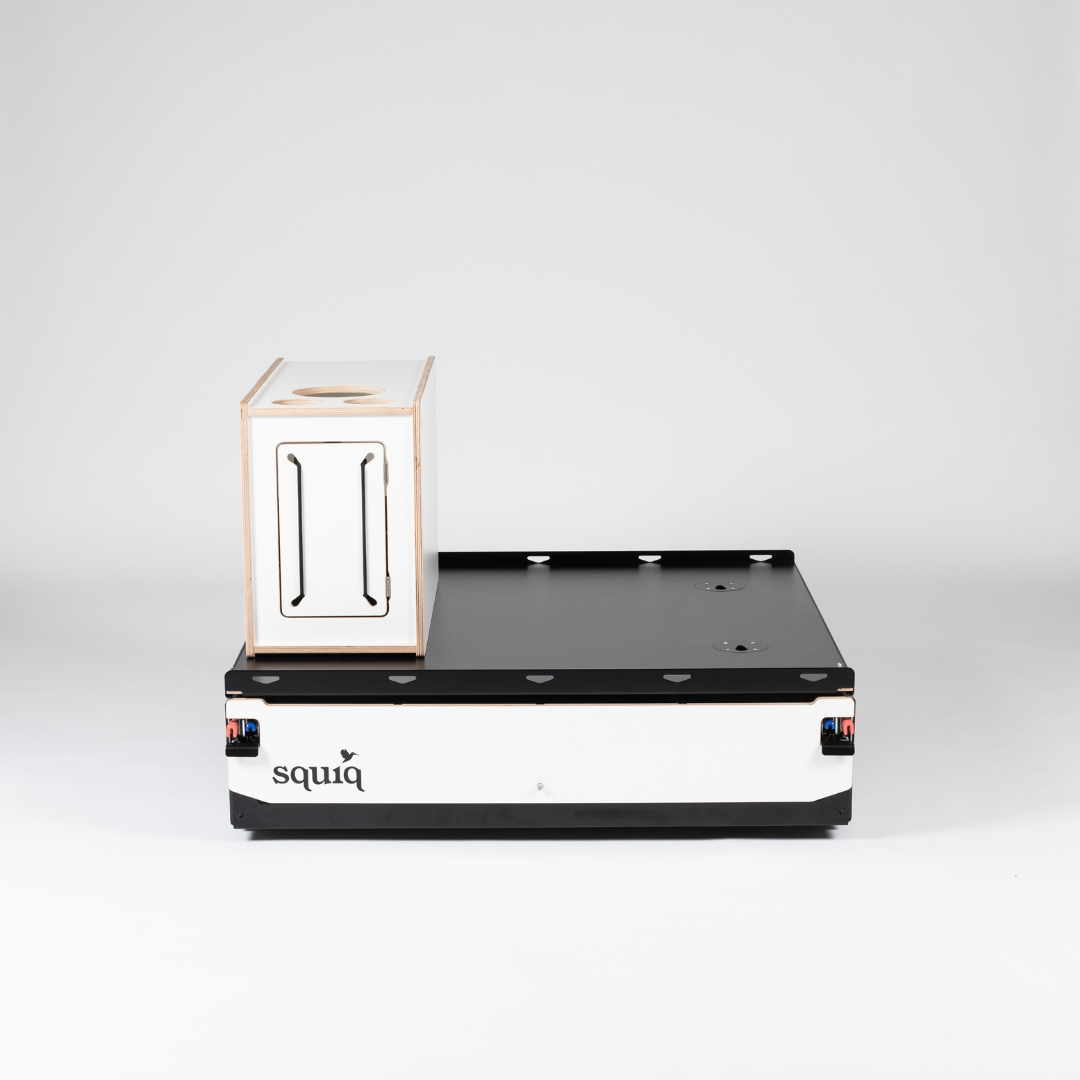 https://cdn.shopify.com/s/files/1/0861/6053/9973/files/squiq-traveler-regular-kofferraumauszug-campingbox-links-flexibel.png?v=1752571427