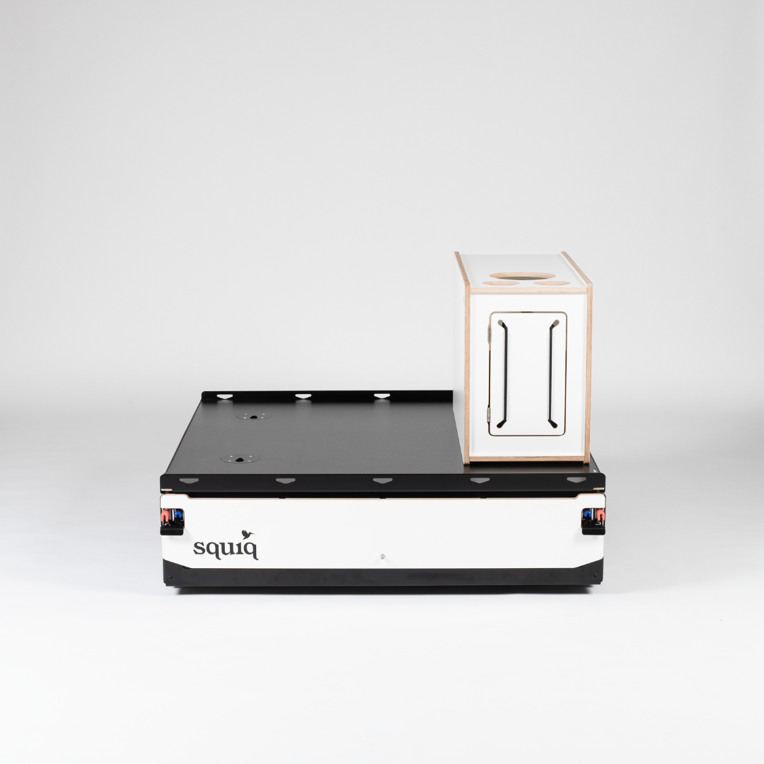 https://cdn.shopify.com/s/files/1/0861/6053/9973/files/squiq-traveler-regular-kofferraumauszug-campingbox-rechts-flexibel.png?v=1752571427