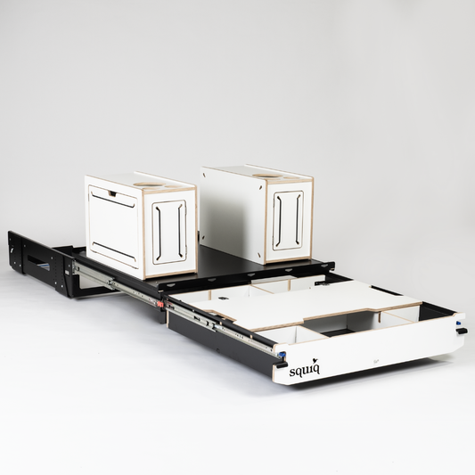 https://cdn.shopify.com/s/files/1/0861/6053/9973/files/squiq-traveler-regular-kofferraumauszug-campingboxen-ausgezogen-2.png?v=1752571427