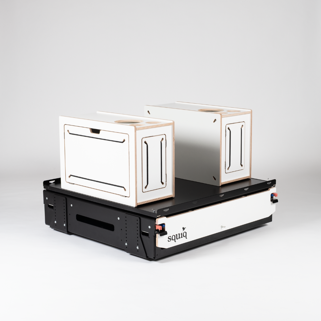 https://cdn.shopify.com/s/files/1/0861/6053/9973/files/squiq-traveler-regular-kofferraumauszug-campingboxen-geschlossen-perspektive.png?v=1752571427