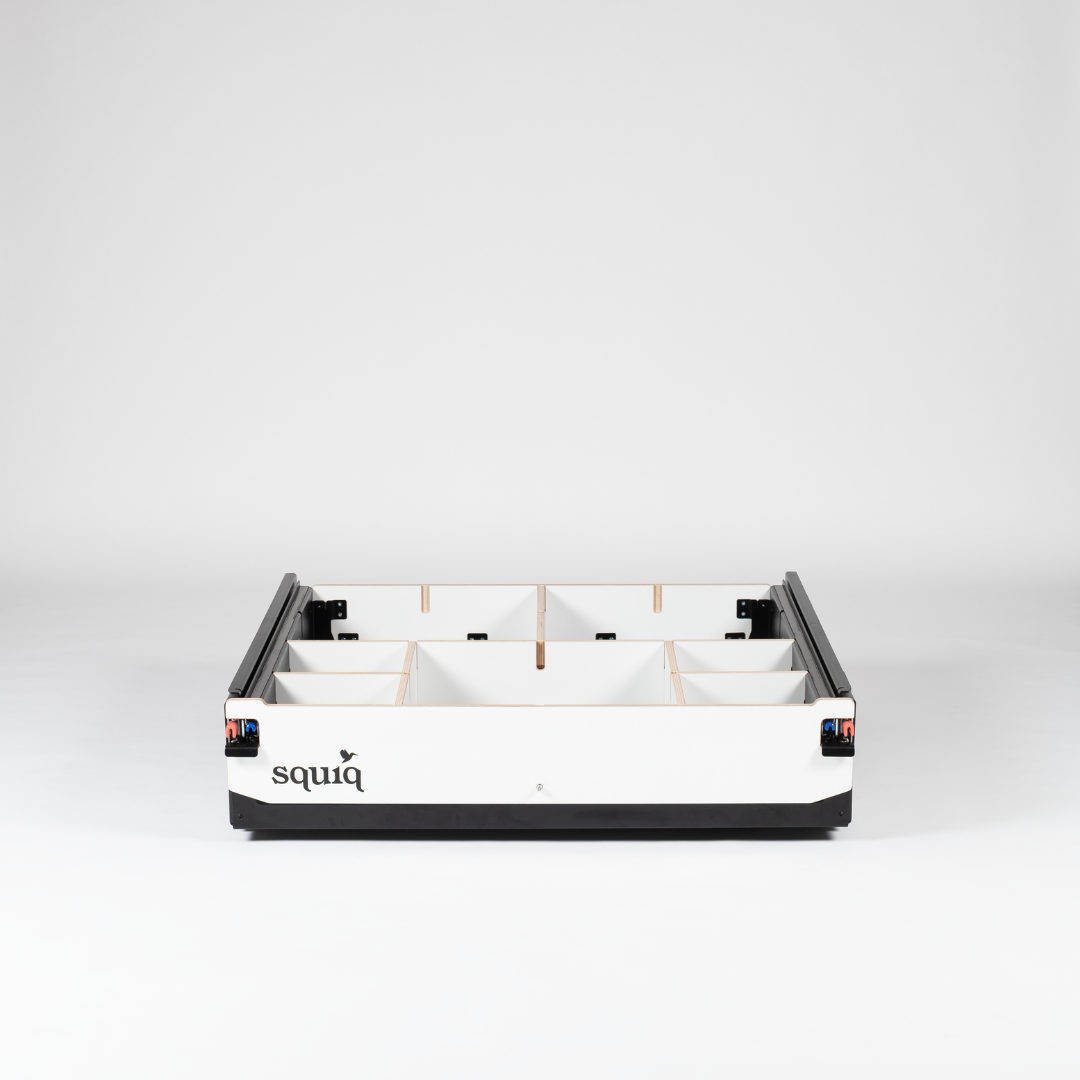 https://cdn.shopify.com/s/files/1/0861/6053/9973/files/squiq-traveler-regular-kofferraumauszug-flexibel-einteilbar.png?v=1752571427